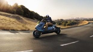 BMW Motorrad lanza la renovada CE 04, un scooter eléctrico para la movilidad urbana
