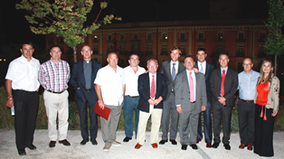 El alcalde de Boadilla, Antonio González Terol, con los miembros del jurado del premio