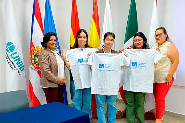 Despedida emotiva para estudiantes bolivianos que se van a UNEATLANTICO en España