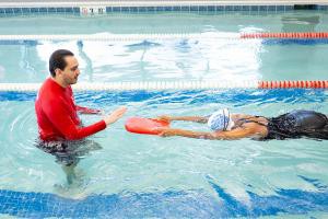Lecciones de natación para adultos: clave para la seguridad acuática todo el año