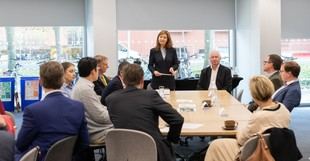 Visita del Comité de Comercio y Negocios a Cambridge para impulsar el crecimiento económico