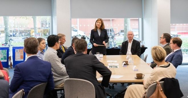 Visita del Comité de Comercio y Negocios a Cambridge para impulsar el crecimiento económico