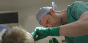 Documental revela innovador tratamiento para el cáncer de cerebro en Cambridge