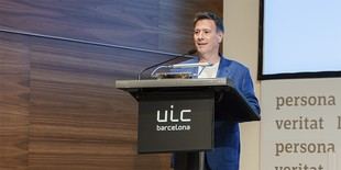 Carlos Latre inspira a graduados de Comunicación a ser únicos en su ceremonia de fin de estudios