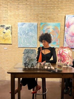 Carmela Sidibé presenta su exposición en la papelería Raima de Barcelona