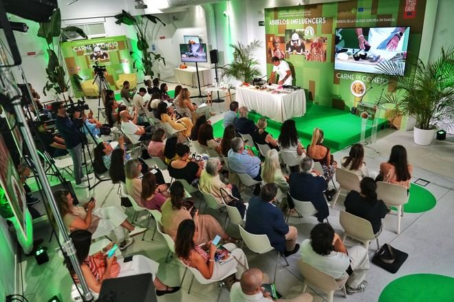'Campaña 'Abuelos Influencers' promueve la carne de conejo para unir generaciones a través de la gastronomía'