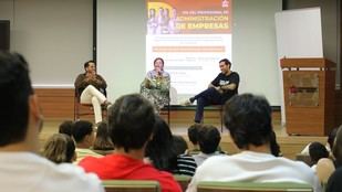 Coloquio inspira a estudiantes en el Día del Administrador de Empresas