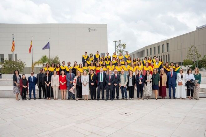 Imposición de becas a nuevos graduados en Ciencias de la Salud en la CEU Cardenal Herrera