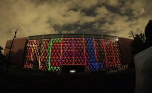 UAM presenta videomapping que transforma su celosía con arte comunitario