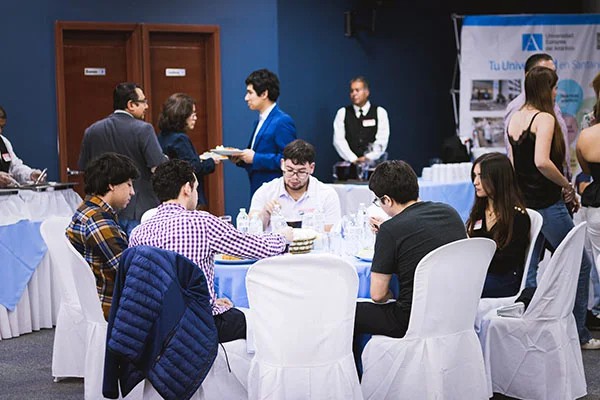 Cena de despedida para becados de UNEATLANTICO en Guatemala