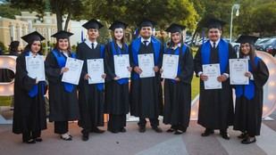 Ocho jóvenes de la Sierra de Santiago se gradúan en UANL