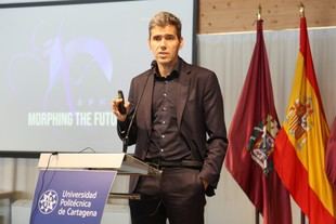 César Frías de Morph comparte su experiencia en la ETSAE sobre el crecimiento de su estudio