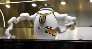 Un robot barman sorprende a los aficionados de hockey en Las Vegas