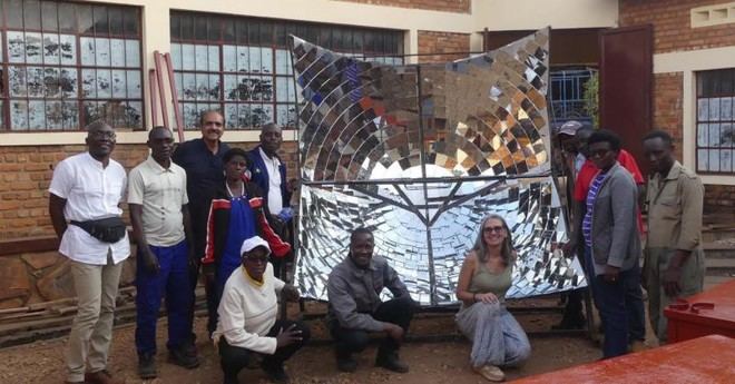 UCAM impulsa cocinas solares en Burundi para combatir la deforestación