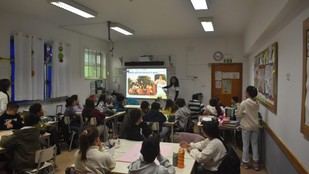 Cientistas regresan a sus antiguas escuelas para inspirar a nuevas generaciones