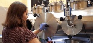 Investigadores analizan el impacto del agua en interruptores moleculares usando micro-ondas