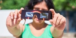 Cómo observar el eclipse del 12 de agosto sin dañar la vista, según el Dr. Lamarca de UIC Barcelona