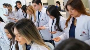 Inician prácticas clínicas 24 estudiantes de odontología en el HUN