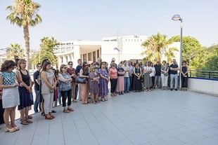 UJI se une en silencio contra la violencia machista tras el asesinato de una madre y su hija en Alicante
