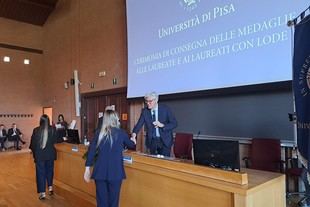 Ceremonia de entrega de medallas a graduados con honores en el Polo Carmignani
