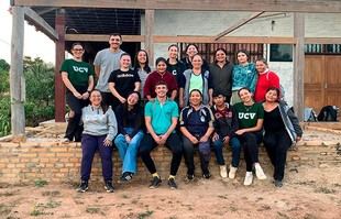 Profesores y estudiantes españoles ofrecen atención a niños con discapacidad en Bolivia