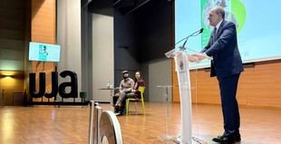 David Uclés presenta 'Un macondo en Jaén' en la Universidad de Jaén