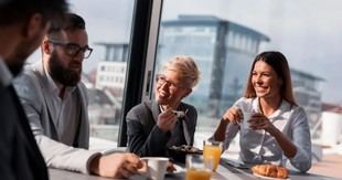 Desayuno empresarial une egresados y empresas en Ingeniería de Software