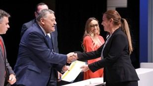 UANL reconoce a trabajadores por su dedicación y trayectoria laboral