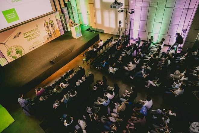Diez estudiantes de la Universidad de Coimbra participan en la European Innovation Academy 2025