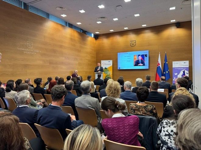 Investigadores de la Universidad de Sevilla participan en conferencia sobre transformación digital en Eslovaquia