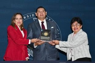 BUAP reconoce al gobernador Alejandro Armenta como exalumno destacado
