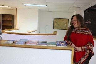 El Colegio de San Luis recibe valiosa donación de literatura boliviana para estudios de tradición oral