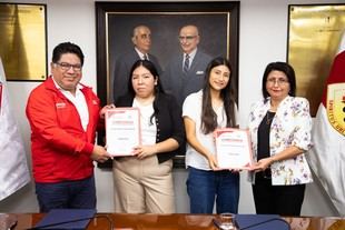 Dos jóvenes de Puente Piedra obtienen becas para estudiar Medicina