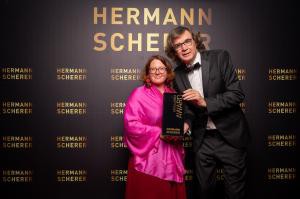 Dr. Andrea Hofbauer recibe un prestigioso premio y participará en un evento en Nueva York