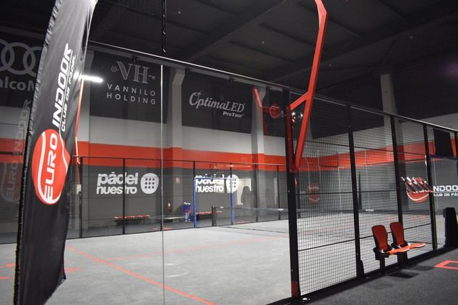 Juan Lebrón inaugura la pista 'El Lobo' en Euroindoor Alcorcón, un avance para el pádel
