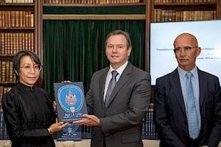 La Universidad de Coimbra recibe 80 volúmenes de textos sagrados budistas como donación de Tailandia