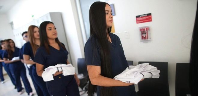 Estudiantes de Odontología reciben sus primeras batas en ceremonia especial