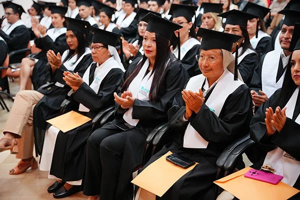 Ceremonia de entrega de diplomas a becados de FUNIBER en Ecuador