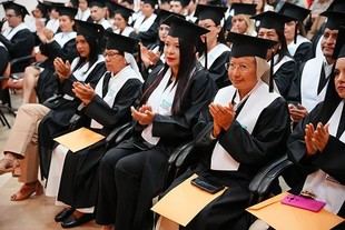 Ceremonia de entrega de diplomas a becados de FUNIBER en Ecuador