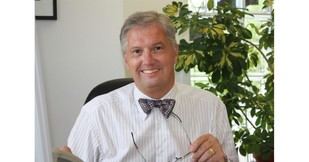 Dr. Egilius L.H. Spierings presenta su libro sobre dolores de cabeza