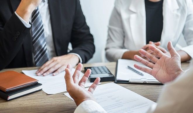 El 55,9% de los graduados andaluces encuentra trabajo al año de titularse