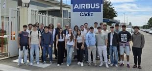 Estudiantes de Ingeniería Mecánica visitan Airbus para conocer la fabricación aeroespacial