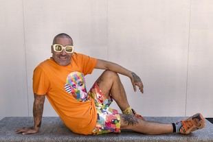 Okuda San Miguel regresa a los Cursos de Verano de la UCM con su arte y compromiso social