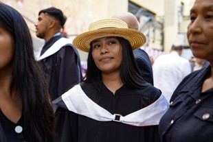 Carolina Quiguanas traduce historias de la nación Nasa al español