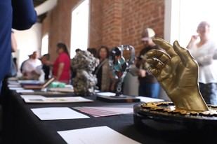 Arte inclusivo transforma la percepción y autonomía de personas ciegas