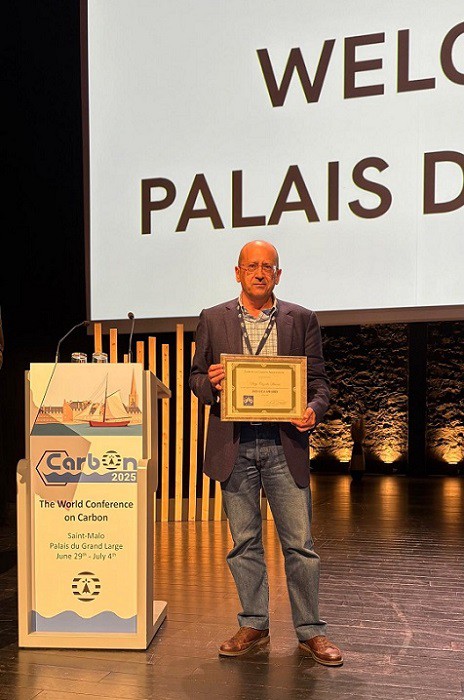 Diego Cazorla Amorós, catedrático de la UA, recibe premio europeo en materiales de carbón