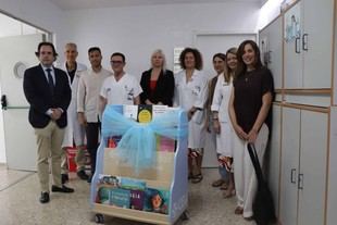 CEU Cardenal Herrera dona biblioteca móvil al Hospital General de Elche para apoyar a pacientes infantiles