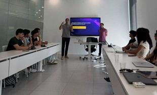 CEU y AWS enseñan a universitarios el método de innovación de Amazon en Elche