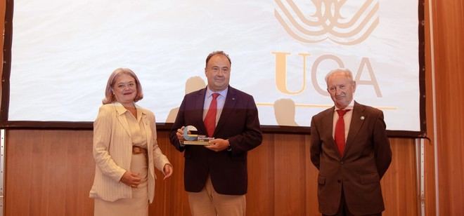 La UCA recibe un premio del Clúster Marítimo Naval por su colaboración con el sector
