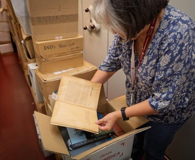 El CRAI amplía su colección con 1.300 cintas de video y 4.600 libros donados